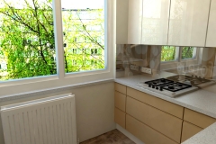 0018. Kuchnia beżowo ercu w połysku ze szkłem lacobel