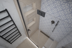 210.-mala-lazienka-prysznic-plytki-patchwork-beton-drewno-czarne-akcenty-czarna-armatura