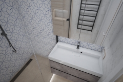 211.-mala-lazienka-prysznic-plytki-patchwork-beton-drewno-czarne-akcenty-czarna-armatura