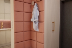 50.-przedpokoj-boho-terakota-tapicerowanie-siedzisko-szafa