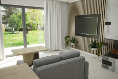 154.-salon-drewno-lamele-beton-marmur