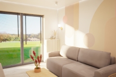 199.salon-boho-jasne-kolory-terakota-sciana-tv