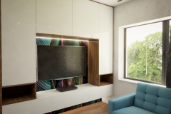 201.-salon-sciana-telewizyjna-turkus-zabudowa-meblowa-meble-na-zamowienie-fuksja-tapeta-w-liscie-cos-innego-pomysl-na-salon