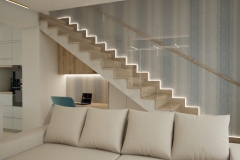 202.-aranzacja-salonu-kaszmir-blekit-drewno-pomysl-na-schody-tapeta-mikrocement-pomysl-na-scianke-tv