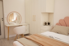 111.-sypialna-boho-kolor-terakota-kremowe-meble-toaletka-lozko-muszla-lamelowa-boazeria