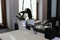 00114. lazienka szary drewno czarny bathroom grey wood black