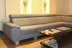 0015. salon z wygodna sofa nisze led szary drewno livingroom cozy grey wood