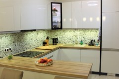 0018. kuchnia biala drewno czarny lacobel nadruk kitchen white wood black print