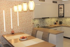 0020. kuchnia biala drewno czarny lacobel nadruk kitchen white wood black print