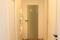 0022. korytarz holl drewno ciekawe oswietlenie szklane dzwi wood lignt door glass