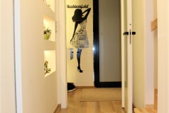 0023. korytarz holl drewno ciekawe oswietlenie szklane dzwi wood lignt door glass