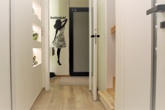 0024. korytarz holl drewno ciekawe oswietlenie szklane dzwi wood lignt door glass