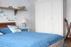 041. sypialnia z greckim motywem drewno biel niebieski cotton balls bedroom wood white blue