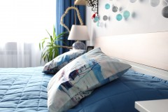 042. sypialnia z greckim motywem drewno biel niebieski cotton balls bedroom wood white blue