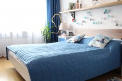 043. sypialnia z greckim motywem drewno biel niebieski cotton balls bedroom wood white blue