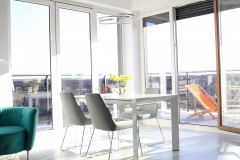 045. salon z duzymi oknami i jadalnia szary beton bialy turkus livingroom dining room big windows grey concrete white turquoise