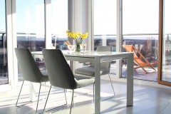 046. salon z duzymi oknami i jadalnia szary beton bialy turkus livingroom dining room big windows grey concrete white turquoise