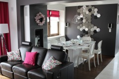 047. salon z jadalnia grafitowy szary bialy fuksja panele decopanel beton zaslony dekoria livingroom dark grey white fuchsia concrete