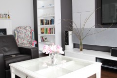 049. salon z jadalnia grafitowy szary bialy fuksja panele decopanel beton zaslony dekoria livingroom dark grey white fuchsia concrete