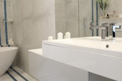 053. lazienka szara z mozaika goccia turkus beton wanna wolnostojaca chrom prysznic walk in bathroom mosaic turquoise concrete free-standing bathtub