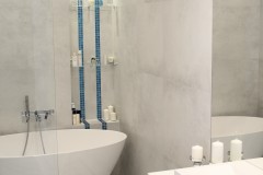 055. lazienka szara z mozaika goccia turkus beton wanna wolnostojaca chrom prysznic walk in bathroom mosaic turquoise concrete free-standing bathtub