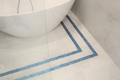 057. lazienka szara z mozaika goccia turkus beton wanna wolnostojaca chrom prysznic walk in bathroom mosaic turquoise concrete free-standing bathtub