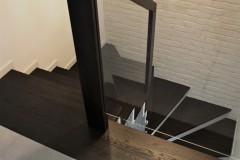 060. klatka schodowa ciemne drewno szklo biala cegla stairs dark wood glass white bricks