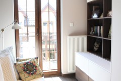 062. pokoj goscinny ciemne drewno biala sofa biblioteczka tapeta w drzewa room dark wood white wallpaper