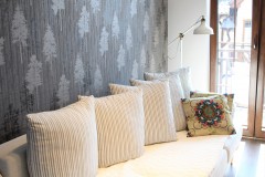 063. pokoj goscinny ciemne drewno biala sofa biblioteczka tapeta w drzewa room dark wood white wallpaper