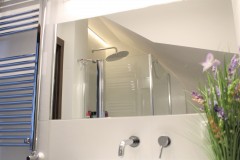 064. mała łazienka biała płytki drewnopodobne lustro umywalka bocchi baterie sapho small bathroom white tiles wood mirror bathroomtap bathroom sink