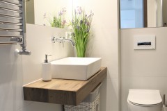 065. mała łazienka biała płytki drewnopodobne lustro umywalka bocchi baterie sapho small bathroom white tiles wood mirror bathroomtap bathroom sink