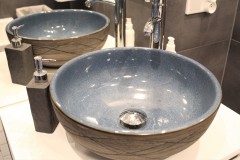 067. mala lazienka ciemny szary niebieski betonowy umywalka priori biały mozaika small bathroom dark grey blue concrete bathroom sink bocchi