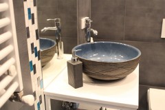 068. mala lazienka ciemny szary niebieski betonowy umywalka priori biały mozaika small bathroom dark grey blue concrete bathroom sink bocchi