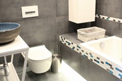 069. mala lazienka ciemny szary niebieski betonowy umywalka priori biały mozaika small bathroom dark grey blue concrete bathroom sink bocchi