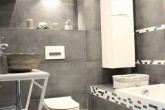 070. mala lazienka ciemny szary niebieski betonowy umywalka priori biały mozaika small bathroom dark grey blue concrete bathroom sink bocchi