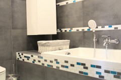 071. mala lazienka ciemny szary niebieski betonowy umywalka priori biały mozaika small bathroom dark grey blue concrete bathroom sink bocchi