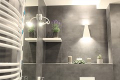 072. mala lazienka ciemny szary niebieski betonowy umywalka priori biały mozaika small bathroom dark grey blue concrete bathroom sink bocchi