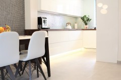 074. biala kuchnia, tapeta mozaika drewniany blat led lampy stol sprzet teka white kitchen wallpaper mosaic wood light agd gloss