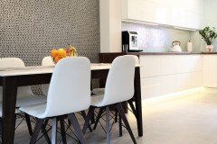 075. biala kuchnia, tapeta mozaika drewniany blat led lampy stol sprzet teka white kitchen wallpaper mosaic wood light agd gloss