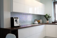 076. biala kuchnia, tapeta mozaika drewniany blat led lampy stol sprzet teka white kitchen wallpaper mosaic wood light agd gloss