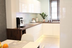 077. biala kuchnia, tapeta mozaika drewniany blat led lampy stol sprzet teka white kitchen wallpaper mosaic wood light agd gloss