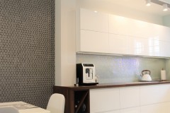 078. biala kuchnia, tapeta mozaika drewniany blat led lampy stol sprzet teka white kitchen wallpaper mosaic wood light agd gloss