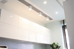 079. biala kuchnia, tapeta mozaika drewniany blat led lampy stol sprzet teka white kitchen wallpaper mosaic wood light agd gloss