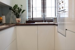 081. biala kuchnia, tapeta mozaika drewniany blat led lampy stol sprzet teka white kitchen wallpaper mosaic wood light agd gloss