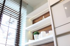 083. biala kuchnia, tapeta mozaika drewniany blat led lampy stol sprzet teka white kitchen wallpaper mosaic wood light agd gloss