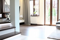 084. salon drewno biala cegla panel azurowy maly kominek led tapeta zaslony dekoria livingroom wood white bricks fireplace wallpaper