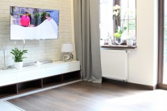 085. salon drewno biala cegla panel azurowy maly kominek led tapeta zaslony dekoria livingroom wood white bricks fireplace wallpaper