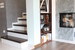 087. salon drewno biala cegla panel azurowy maly kominek led tapeta zaslony dekoria livingroom wood white bricks fireplace wallpaper