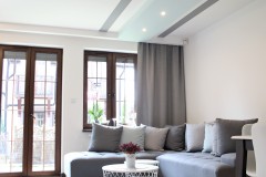 090. salon drewno biala cegla panel azurowy maly kominek led tapeta zaslony dekoria livingroom wood white bricks fireplace wallpaper