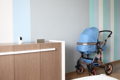 092. Pokoj dziecięcy w pasy turkusowy niebieski bialy drewno szafa ikea baby room stripes turquise blue white wood wardrobe